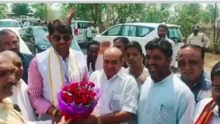 शमशाबाद:- प्रभारी मंत्री लखन पटेल का शमशाबाद के सर्किट हाउस में आगमन पर किया गया स्वागत