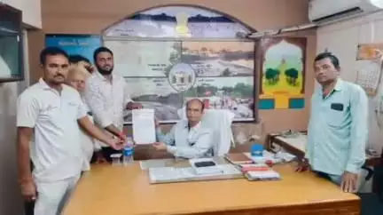 કોડીનાર: કોડીનાર કિસાન એકતા સમિતી દ્રારા યુરીયા ખાતર સાથે યુરીયાની બોટલ પણ ફરજીયાત આપવામા આવતા મામલતદાર ને આવેદનપત્ર #