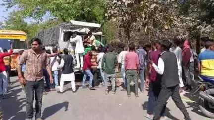 जिला सीतापुर पावागढ़ चौराहा डीसीएम वाले ने खड़ी बस में जोरदार टक्कर मारी