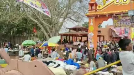 नरवर: मां बलारी माता मंदिर पर उमड़ी भक्तो की हजारों की संख्या में भीड़,भक्त पैदल,पताखा लेकर दूर दूर से माता के दर्शन,,