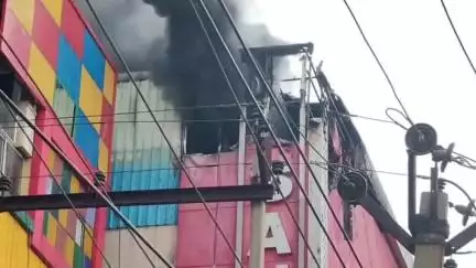 அம்பத்தூர்: நெடுஞ்சாலையில் உள்ள வசந்த் அண்ட் கோ வில் பயங்கர தீவிபத்து - தீயை அணைக்க முடியாமல் திணறிய வீரர்கள்