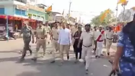 इसुआपुर: इसुआपुर बाजार में रामनवमी पर्व के लिए डीएम और एसपी ने निकाला फ्लैग मार्च, विधि-व्यवस्था का जायजा लिया