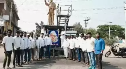 కమలాపూర్: కమలాపూర్ లో బాబు జగ్జీవన్ రామ్ జయంతి వేడుకలు ఘనంగా నిర్వహించిన అంబేద్కర్ యువజన సంఘం నాయకులు.