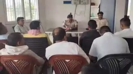 गढी थाना परिसर में थाना अध्यक्ष अनिरुद्ध कुमार के द्वारा रामनवमी पर्व को लेकर शांति समिति की बैठक आयोजित की गई