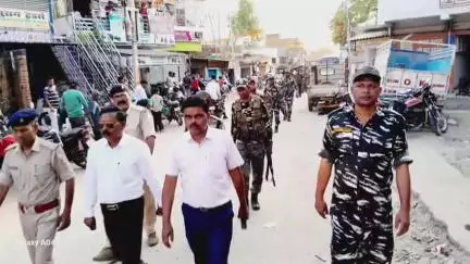 पत्थलगड्डा: पत्थलगड़ा में प्रखंड प्रशासन ने शांतिपूर्ण रामनवमी मनाने के लिए फ्लैग मार्च निकाला
