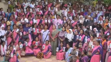 बेरो: बेड़ो प्रखंड मुख्यालय में 260 आंगनबाड़ी सेविकाओं को स्मार्टफोन वितरित किए गए