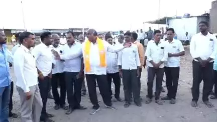 ತಿಕೋಟಾ: ವಕ್ಫ್ ಹೋರಾಟದ ರೈತರಿಗೆ ಹೊನವಾಡ ಗ್ರಾಮದಲ್ಲಿ ಬಿಜೆಪಿ ಜಿಲ್ಲಾ ಘಟಕದಿಂದ ಸನ್ಮಾನ
