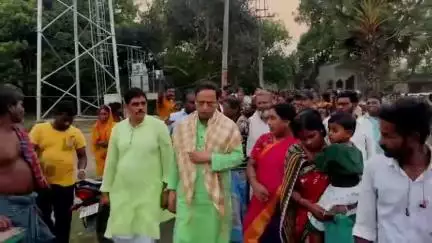 জাঙ্গিপাড়া: হুগলির জাঙ্গিপাড়া রাধানগর অঞ্চলে জনগণের সহিত সাক্ষাৎ করলেন রাজ্যের পরিবহন মন্ত্রী স্নেহাশীষ চক্রবর্তী