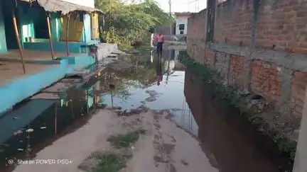 यह बांदा जिले में बबेरू नगरपंचायत के राघव थोक की स्थिति है जहां  सड़क पर 20 मीटर के दायरे पर पानी लबालब भरा रहता है ##