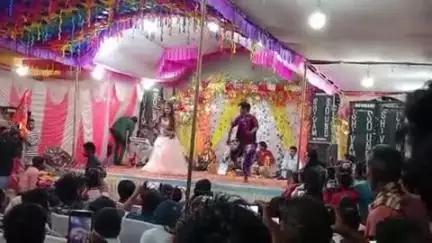 gram sakar me aye 
arkesta vhi ak yuva 
vekti ne cheda
danchar ko