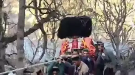 मोरंग: गाँव की सुख-शांति और अच्छे फसलों के लिए रिब्बा गाँव के देवता व ग्रामीणों ने गाँव की परिक्रमा की