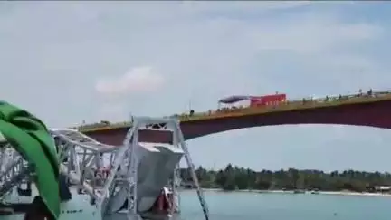 Historic Moment!🚆🇮🇳
 
Hon'ble Prime Minister Shri Narendra Modi flags off the first train on the iconic #NewPambanBridge marking a new era in India's railway infrastructure!