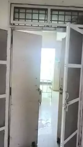 शासकीय सिविल अस्पताल खुरई में पुरुष वार्ड की बहुत ही खस्ता हालत और मानो यह बात जैसे कचरे का घर