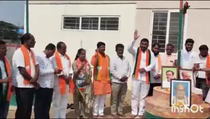 గీసుగొండ: జిల్లా బిజెపి కార్యాలయంలో 46వ ఆవిర్భావ దినోత్సవ సందర్భంగా జెండాను ఎగరవేసిన జిల్లా అధ్యక్షుడు