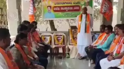 ಕೊಲ್ಹಾರ: ಕೊಲ್ಹಾರ ಪಟ್ಟಣದಲ್ಲಿ ಮಾಜಿ ಸಚಿವ ಎಸ್ ಕೆ ಬೆಳ್ಳುಬ್ಬಿ ನೇತೃತ್ವದಲ್ಲಿ ಬಿಜೆಪಿ ಸಂಸ್ಥಾಪನಾ ದಿನ ಆಚರಣೆ