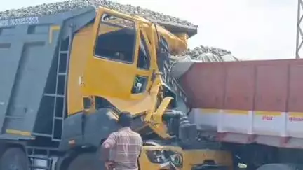 சிதம்பரம்: விழுப்புரம் நாகை தேசிய நெடுஞ்சாலையில் சிதம்பரம் அருகே கனரக வாகனத்தின் மீது லாரி மோதி விபத்து போலீசார் விசாரணை