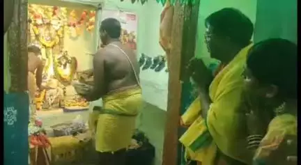 కమలాపూర్: శ్రీరామనవమి సందర్భంగా నూతనంగా తయారు చేయించి అర్చకులకు  శేష వాహనాన్ని అప్పజెప్పిన కమలాపూర్ గ్రామస్తులు