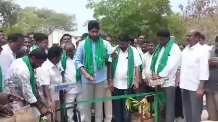 నిడమానూరు: మండల కేంద్రంలో పిఎసిఎస్ ఆధ్వర్యంలో ఏర్పాటుచేసిన ధాన్యం కొనుగోలు కేంద్రాన్ని ప్రారంభించిన ఎమ్మెల్యే జైవీర్ రెడ్డి