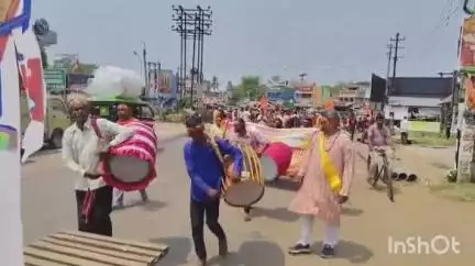 ইন্দপুর: খাতড়া রামনবমী শোভাযাত্রা সমিতির পরিচালনায়  খাতড়া বাজারে ধর্মীয় শোভাযাত্রার আয়োজন, পুলিশি নিরাপত্তা দেখতে এলেন SDPO