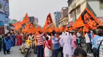 বামনগোলা: রামনবমী উপলক্ষে বিশাল শোভাযাত্রা বামনগোলা ব্লকের পাকুয়াহাট এলাকায়