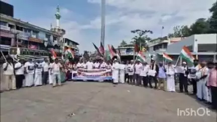 ஆற்காடு: ஆற்காடு பேருந்து நிலையம் அருகே காங்கிரஸ் கட்சியினர் கண்டன ஆர்பாட்டத்தில் ஈடுபட்டனர்