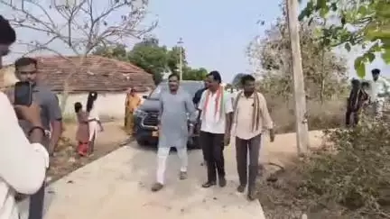 మాసాన్ పల్లిలో దళిత కుటుంబంతో కలిసి సన్న బియ్యంతో భోజనం చేసిన ఆలేరు ఎమ్మెల్యే బీర్ల ఐలయ్య కుటుంబ సభ్యులు