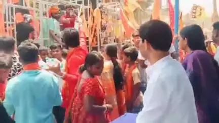 ফরাক্কা: সম্প্রীতির রাম নবমী মুর্শিদাবাদের ফরাক্কাতে তৃণমূলের সংখ্যালঘু বিধায়ক তুলে দিলেন চকলেট