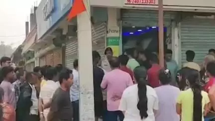 খড়িবাড়ি: খড়িবাড়ির পানিট্যাঙ্কি এলাকায় একটি মোবাইলের দোকান থেকে ৩০ লক্ষ টাকার বেশি মোবাইলফোন চুরির ঘটনায় চাঞ্চল্য
