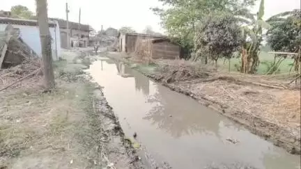 गौनहा: बेलसंडी पंचायत के बलुआ में नल-जल की पाइप फटने से मुख्य सड़क जलमग्न, राहगीरों को हो रही है परेशानी #jansamasya