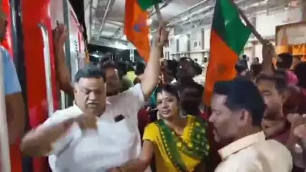 அறந்தாங்கி: 19 ஆண்டுகளுக்கு பிறகு ராமேஸ்வரம் சென்னைக்கு தினசரி ரயில் ரயில்வே நிலையம் வந்ததையடுத்து அனைவருக்கும் இனிப்பு வழங்கிய பிஜேபினர் மற்றும் பொதுமக்கள்