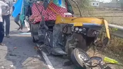 ଆଠଗଡ: ପାଞ୍ଚଗାଁ ନିକଟରେ ଯାତ୍ରୀବାହୀ ବସ୍ ସହିତ ଅଟୋ ମୁହାଁମୁହିଁ ଧକ୍କା