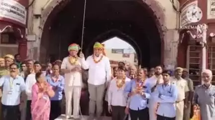 भगवान महावीर के जनकल्याण महोत्सव के अवसर पर श्री महावीर जी मंदिर परिसर में ध्वज फहराकर मेले का शुभारंभ किया गया