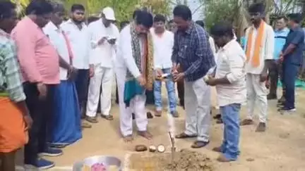 తల్లాడ: ఆళ్లపల్లి :- రాయి పాడు గ్రామంలో ఇందిరమ్మ ఇల్లు మంజూరైన లబ్ధిదారుల ఇళ్లకు శంకుస్థాపన చేసిన పినపాక ఎమ్మెల్యే పాయం