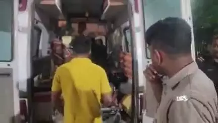 जयसिंहपुर: पेमापुर में युवक पर जानलेवा हमला, ##बाइक सवार बदमाशों ने गले पर किए चाकू से कई वार, मेडिकल कॉलेज रेफर
