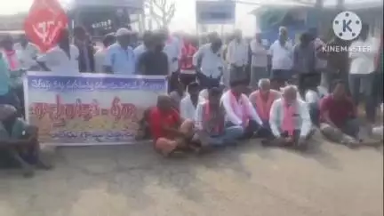 నెల్లికుదురు: తెగిపోయిన చెరువు కట్ట మరమత్తు పనులు చేయించాలని ఆలేరు గ్రామంలో రోడ్డుపై బైఠాయించి రైతుల రాస్తారోకో