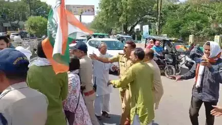 परिवहन घोटाले के सरगना सौरभ शर्मा की जमानत के विरोध में #छतरपुर मुख्यमंत्री मोहन यादव का पुतला दहन करने पहुंचे कांग्रेस कार्यकर्ताओं को रोका और पुलिस द्वारा किया गया वाटर कैनन