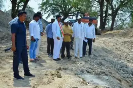 తల్లాడ: ఆనంతోగు కిన్నెరసాని వాగు మీద 9.51 కోట్లతో నిర్మిస్తున్న చెక్ డ్యామ్ నిర్మాణం పనులు పరిశీలించిన ఎమ్మెల్యే వెంకటేశ్వర్లు