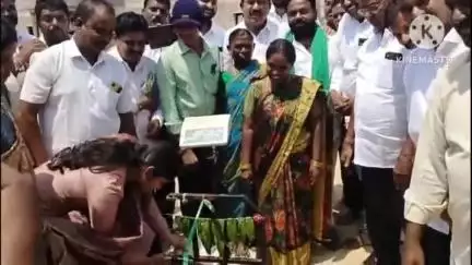 పెద్దవంగర: పెద్ద వంగరలో  ఐ కే పీ దాన్యం కొనుగోలు కేంద్రాన్ని ప్రారంభించిన ,ఎమ్మెల్యే యశస్విని ఝాన్సీ రెడ్డి