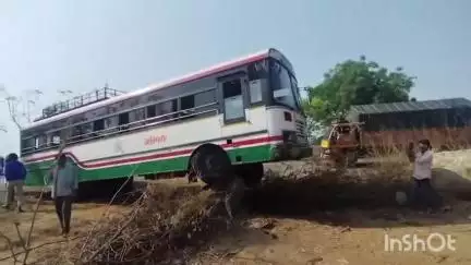 పర్వతగిరి: రావూరు వద్ద టిప్పర్ లారీ ఎదురుగా దూసుకు రావడంతో,ఆర్టీసీ బస్సుకు తృటిలో పెను ప్రమాదం తప్పింది..