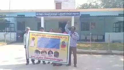 మునుగోడు: కాల్వపల్లిలో కౌలుకి ఇస్తే మాజీ సర్పంచ్ తమ భూమిని పట్టా చేయించుకున్నాడని బాధితుడు తహసిల్దార్ కార్యాలయం ముందు ధర్నా