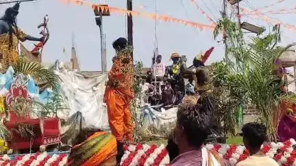 टंडवा: टंडवा में भव्य जुलूस निकाला गया जिसे देखने के लिए हजारों भक्तों की उमड़ी भीड़।