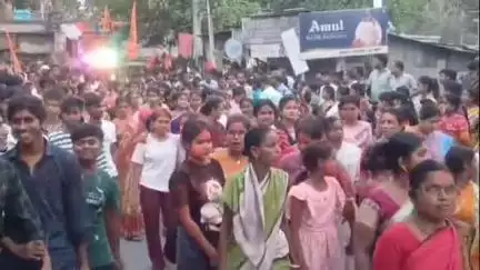 কালনা ২: কালনার RMC মার্কেট থেকে সনাতনীদের রামনবমীর বর্ণাঢ্য শোভাযাত্রায়, ২৬ হাজার চাকরি বাতিলের প্রসঙ্গ