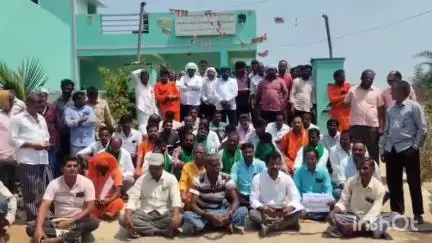 మేడిపల్లి: బీమారం మండల కేంద్రంలో అక్రమ కట్టడాలను కూల్చివేయాలని ధర్నా