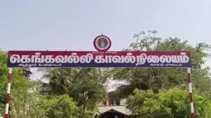 கெங்கவல்லி: தெடாவூர் பகுதியில் மணல் திருடிய பிக்கப் வாகனம் பறிமுதல் வாகனத்தை ஓட்டி வந்தவர்கள் தப்பி ஓடியதால்  பரபரப்பு