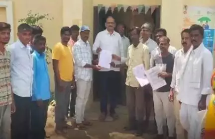 నాగిరెడ్డిపేట: నాగిరెడ్డిపేట జగ్గన్న చెరువులో వ్యర్ధాల వల్ల నీరు కలుషితం కాకుండా చూడాలని ఎమ్మార్వోను కోరిన గ్రామస్తులు
