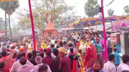बनिया हसनपुर में घोड़ा लुटावन पुत्र पावन मेला में उमड़े श्रद्धालु,मेला शांतिपूर्ण सम्पन्न,बिके ग्यारह हजार मिट्टी के घोड़े