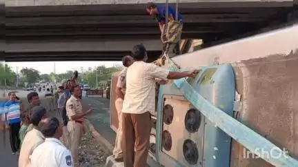 హసన్​పర్తి: లహరి ఎక్స్ప్రెస్ ఆర్టిసి బస్ బోల్తా
 15 మందికి గాయాలు,
చింతగట్టు రింగ్ రోడ్డు బ్రిడ్జి వద్ద ఘటన