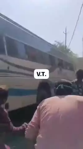 *आगर मालवा में चलती बस में ड्राइवर को आया #हार्टअटैक,रईस काजी बस चालक की सीट पर ही मौत हुई, बाइक को टक्कर मारते हुए सड़क