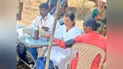 ಚಿಂಚೋಳಿ: ಗಾರಂಪಳ್ಳಿಯಲ್ಲಿ ನರೇಗಾ ಕಾರ್ಮಿಕರಿಗೆ ಉಚಿತ ಆರೋಗ್ಯ ತಪಾಸಣೆ, ಕುಮುಸಿಯಲ್ಲಿ ಕೂಲಿಕಾರರ ನೆರವಿಗೆ ಸ್ಥಳದಲ್ಲೇ ಪ್ರಥಮ ಚಿಕಿತ್ಸಾ ಪೆಟ್ಟಿಗೆ