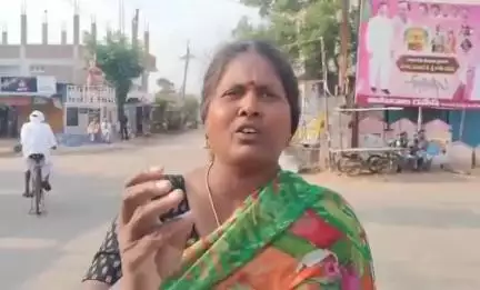 రాజంపేట: బిఆర్ఎస్ రైతుబంధు మండల అధ్యక్షుడు మోహన్ రెడ్డిపై పలు ఆరోపణలు చేస్తూ రోడ్డుపై అంజమ్మ అనే మహిళ నిరసన